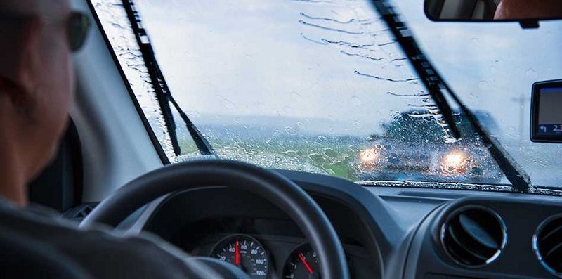 Como manejar un auto bajo la lluvia